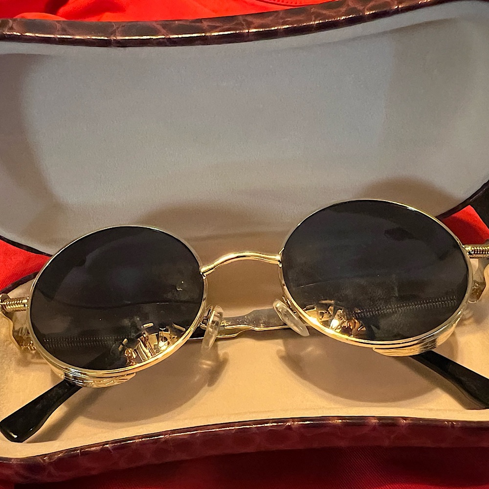Extremely fashionable round steam punk sunglasses. Gold tone, and very stylish.
